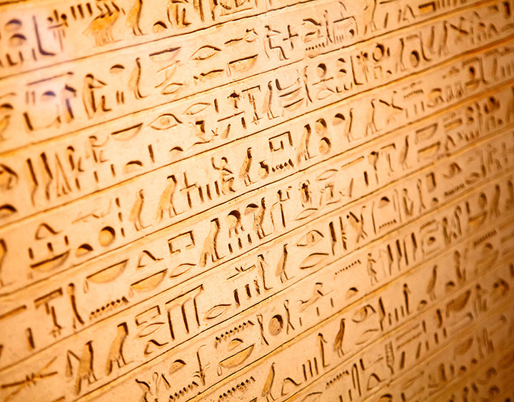 L’alphabet d’hiéroglyphes égyptiens, sculpté dans le bois.