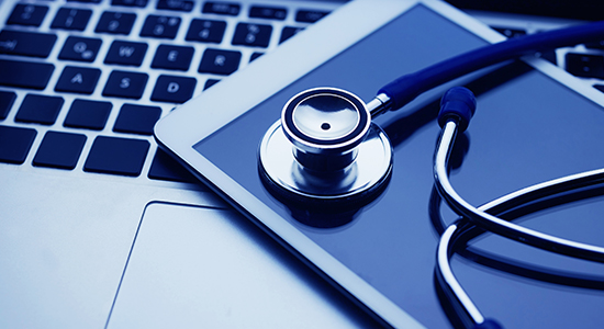 Tablette, ordinateur portable et un stétoscope de médecin