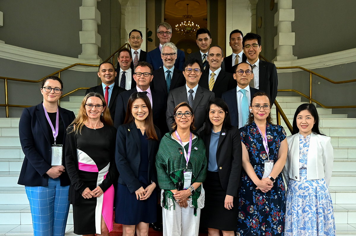 Le commissaire Philippe Dufresne avec des représentants des diverses autorités de protection de la vie privée au 58e forum APPA, à Singapour